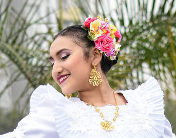 JACKY MARINERA danseuse et chanteuse du Pérou
